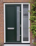 Raamfolie verticaal modern 1 strepen en huisnummer